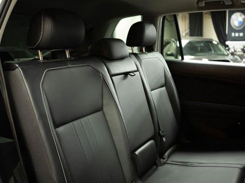 Used 2022 Volkswagen Tiguan SE w/ Panoramic Sunroof Package image 16