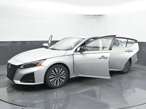 Used 2023 Nissan Altima 2.5 SV FWD image 56