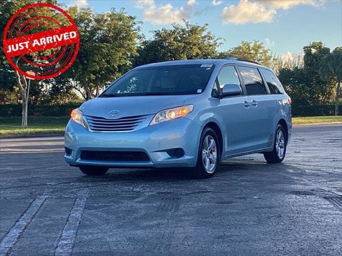 Used 2015 Toyota Sienna LE image 1