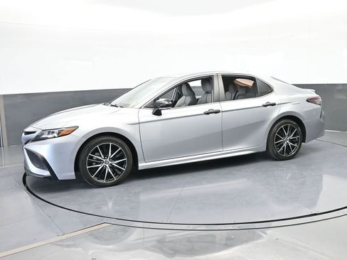 Used 2022 Toyota Camry SE image 2