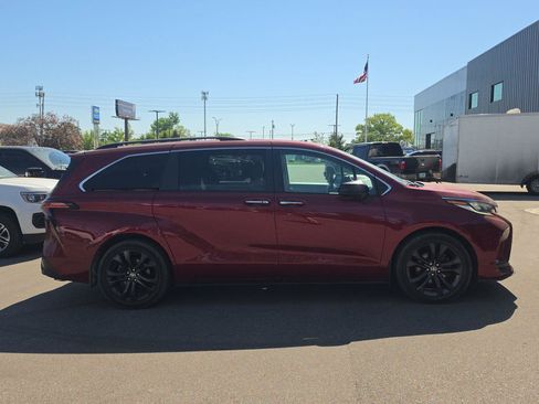 Used 2022 Toyota Sienna XSE FWD image 2