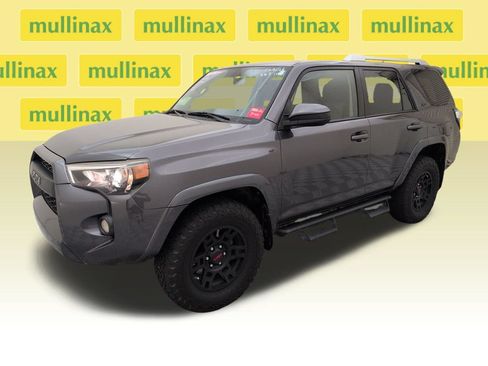 Used 2018 Toyota 4Runner SR5 AWD/4WD image 10