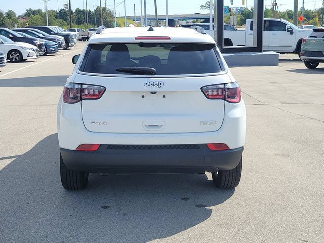Used 2025 Jeep Compass Latitude AWD/4WD image 5