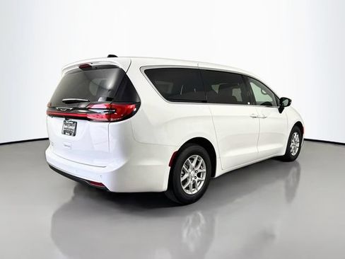 New 2027 Chrysler Pacifica Select FWD image 7
