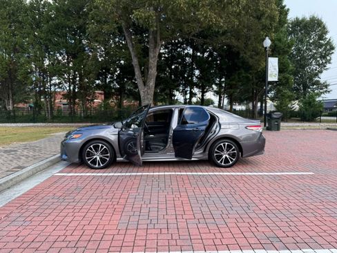 Used 2020 Toyota Camry SE image 4