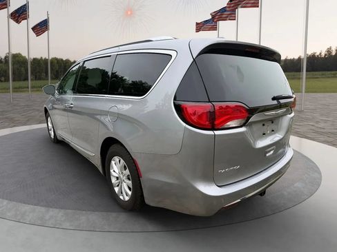 Used 2018 Chrysler Pacifica Touring-L FWD image 3