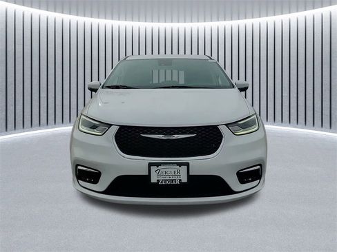 Used 2023 Chrysler Pacifica Touring-L image 18