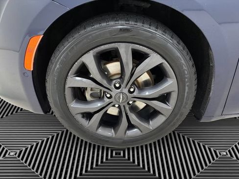Used 2018 Chrysler Pacifica Limited FWD image 9