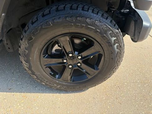 Used 2022 Jeep Wrangler Unlimited Sahara AWD/4WD image 12