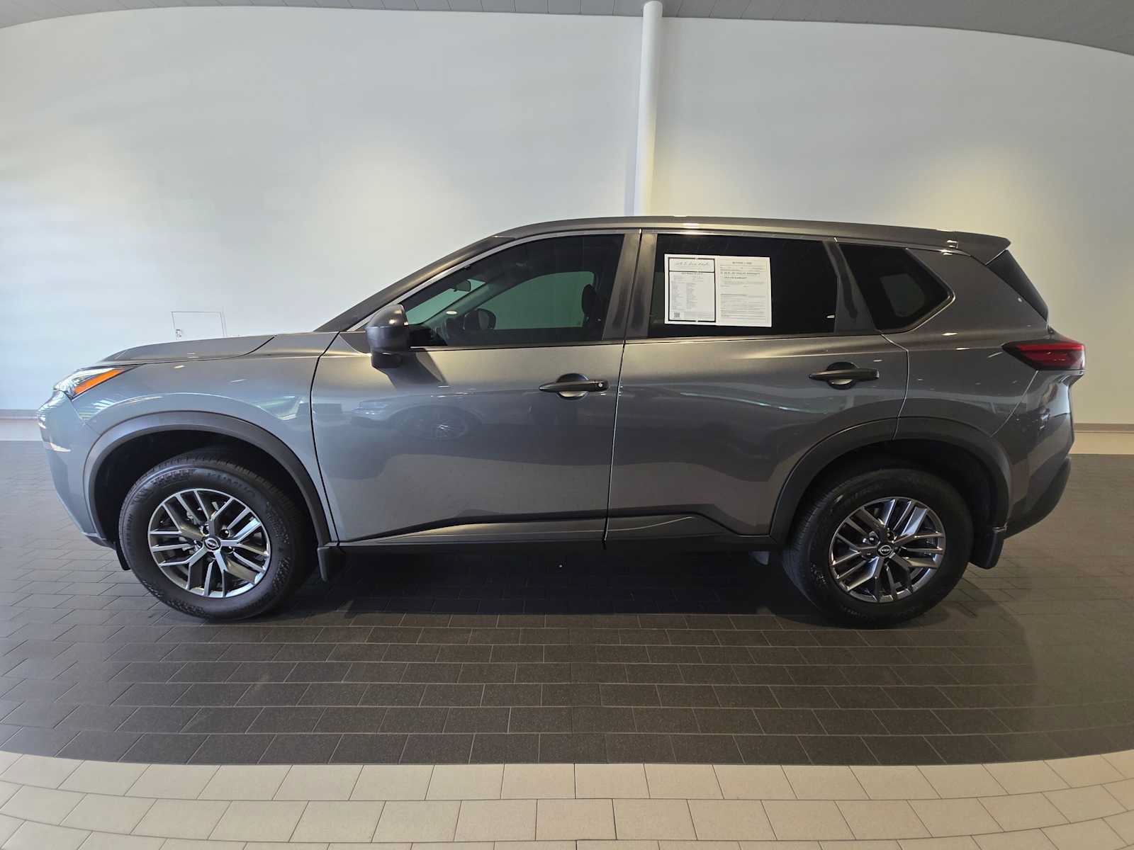 Used 2023 Nissan Rogue S AWD/4WD image 2