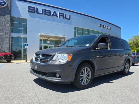 Used 2018 Dodge Grand Caravan SXT image 2
