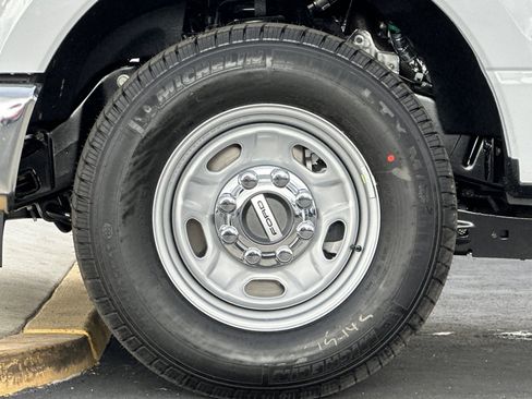 New 2026 Ford F250 XL w/ XL Chrome Package image 21