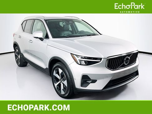 Used 2025 Volvo XC40 B5 Plus image 1