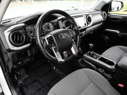 Used 2018 Toyota Tacoma SR5 RWD image 2