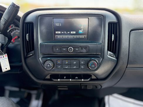 Used 2018 GMC Sierra 2500 4x4 Regular Cab image 9