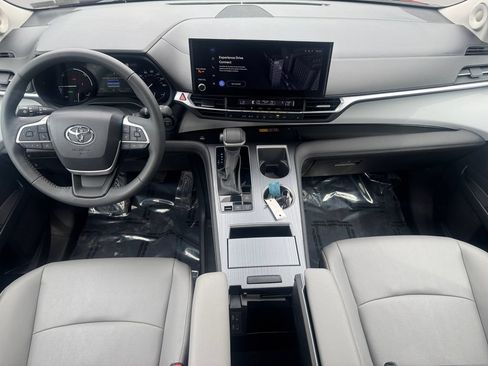 Used 2025 Toyota Sienna XLE w/ XLE Plus Package AWD/4WD image 10