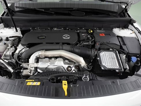 Used 2025 Mercedes-Benz GLB 250 image 30