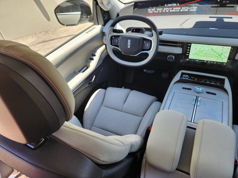 New 2026 Lincoln Navigator Premiere AWD/4WD image 10