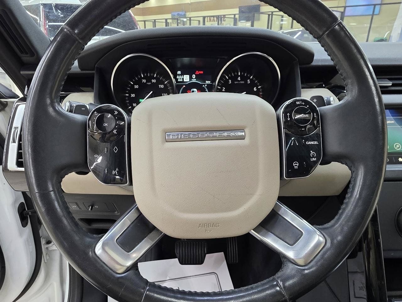 Used 2019 Land Rover Discovery SE AWD/4WD image 32