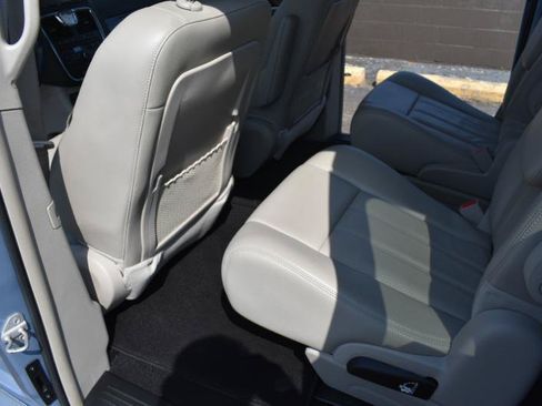Used 2013 Chrysler Town & Country Touring-L w/ Entertainment Group #2 FWD image 16