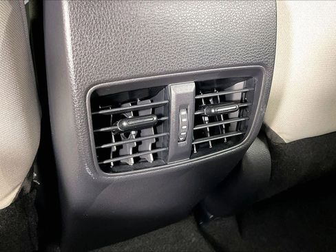 Used 2025 Toyota Corolla Cross L image 32