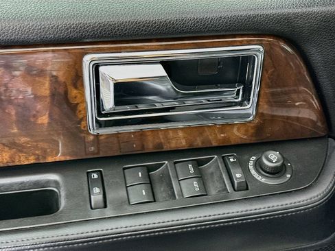 Used 2015 Lincoln Navigator 4WD image 18