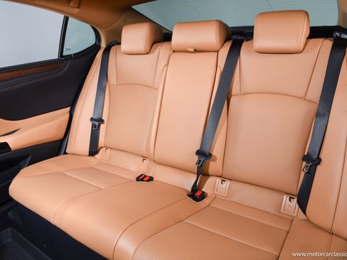 Used 2024 Lexus ES 300h w/ Premium Package image 30