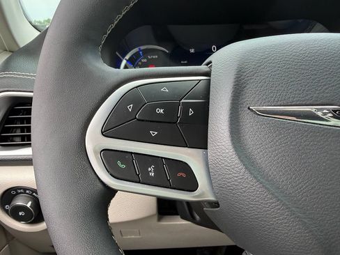 Used 2022 Chrysler Pacifica Touring-L FWD image 25