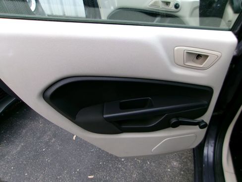 Used 2013 Ford Fiesta S image 11