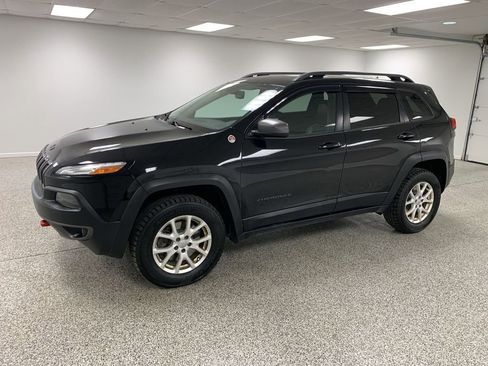 Used 2018 Jeep Cherokee Trailhawk w/ Cold Weather Group AWD/4WD image 4
