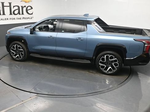 Used 2025 Chevrolet Silverado EV RST AWD/4WD image 36