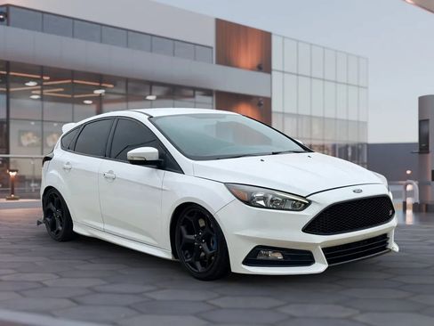 Used 2017 Ford Focus ST image 3