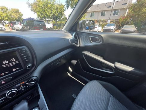 Used 2025 Kia Soul LX w/ LX Technology Package FWD image 33