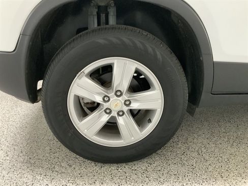 Used 2021 Chevrolet Trax LS w/ Tint and Cruise Package AWD/4WD image 13