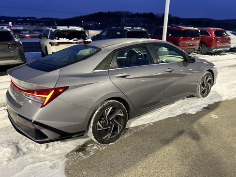 Certified 2025 Hyundai Elantra Limited image 7