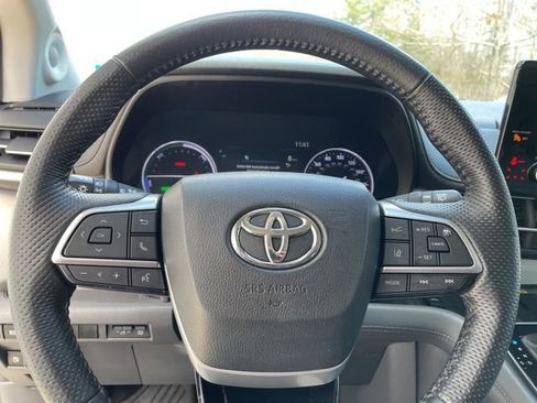 Used 2022 Toyota Sienna Limited image 15