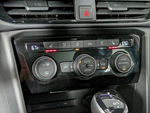 Used 2024 Volkswagen Taos SEL image 20