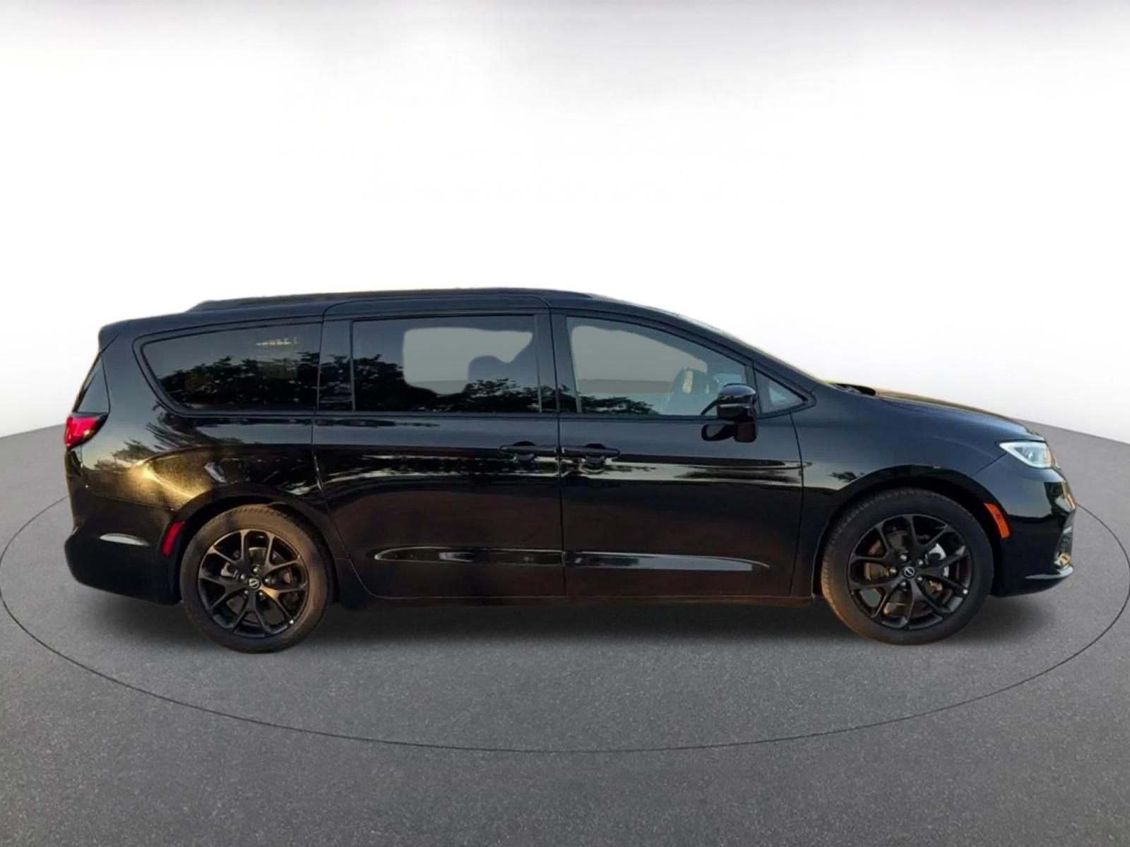 Used 2025 Chrysler Pacifica Limited FWD image 15