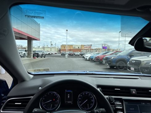 Used 2019 Toyota Camry LE image 3