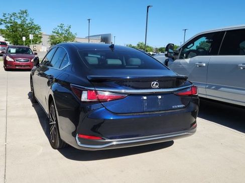 Used 2025 Lexus ES 300h w/ Premium Package FWD image 2