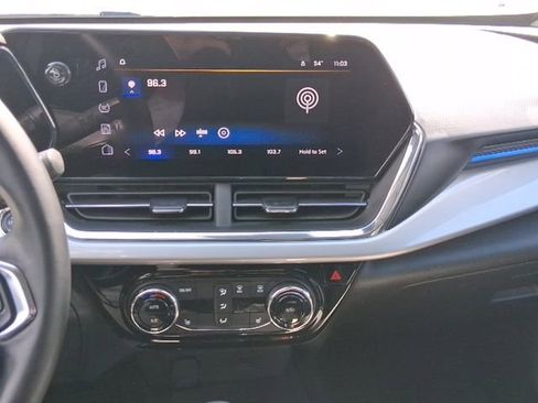 Used 2025 Chevrolet Trax LT w/ LT Convenience Package FWD image 22