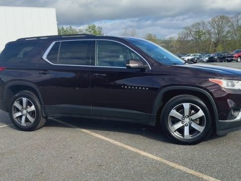 Used 2021 Chevrolet Traverse LT w/ LT Premium Package AWD/4WD image 2