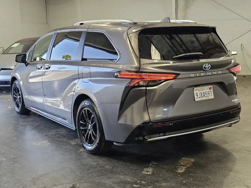 Used 2023 Toyota Sienna Platinum AWD/4WD image 2