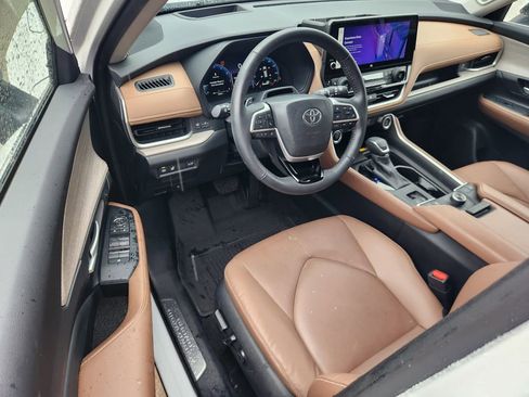 Used 2024 Toyota Grand Highlander AWD image 16