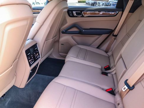 Used 2023 Porsche Cayenne AWD/4WD image 19