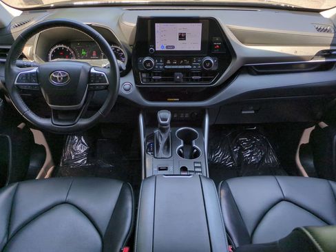 Used 2023 Toyota Highlander XLE FWD image 14