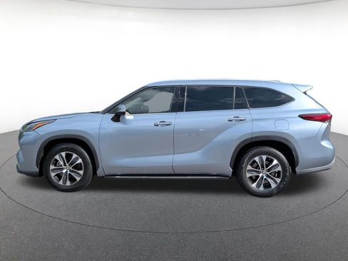 Used 2021 Toyota Highlander XLE FWD image 2