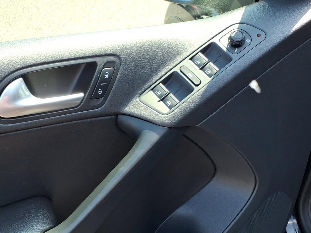 Used 2016 Volkswagen Tiguan S FWD image 4