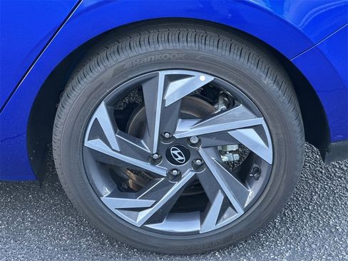 Used 2025 Hyundai Elantra SEL image 19