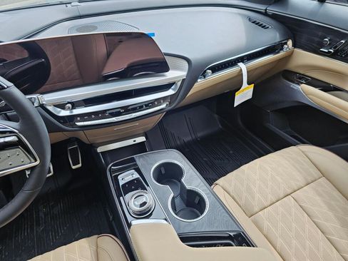 New 2026 Cadillac Lyriq Signature Luxury w/ LPO, Bronce Accent Package AWD/4WD image 24